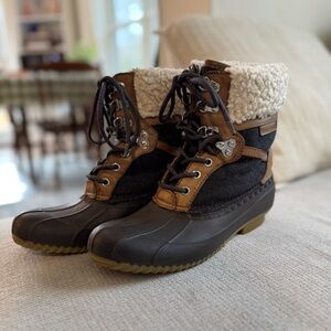 Women’s 8 Hilfiger Brown and Black Lined Winter Duck Boots